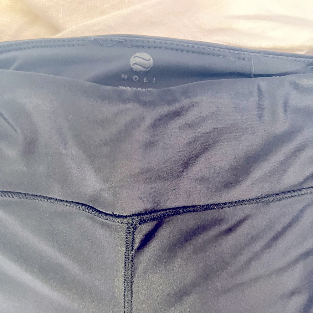 Noli Yoga black liquid leggings size small. Good used condition.